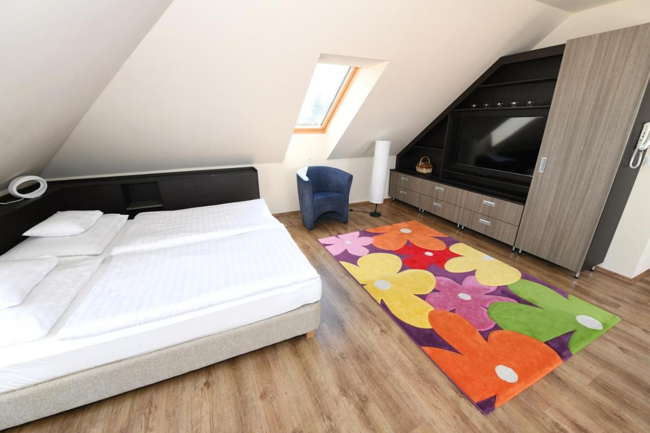 Veszprém Ezuesthid Hotel מראה חיצוני תמונה