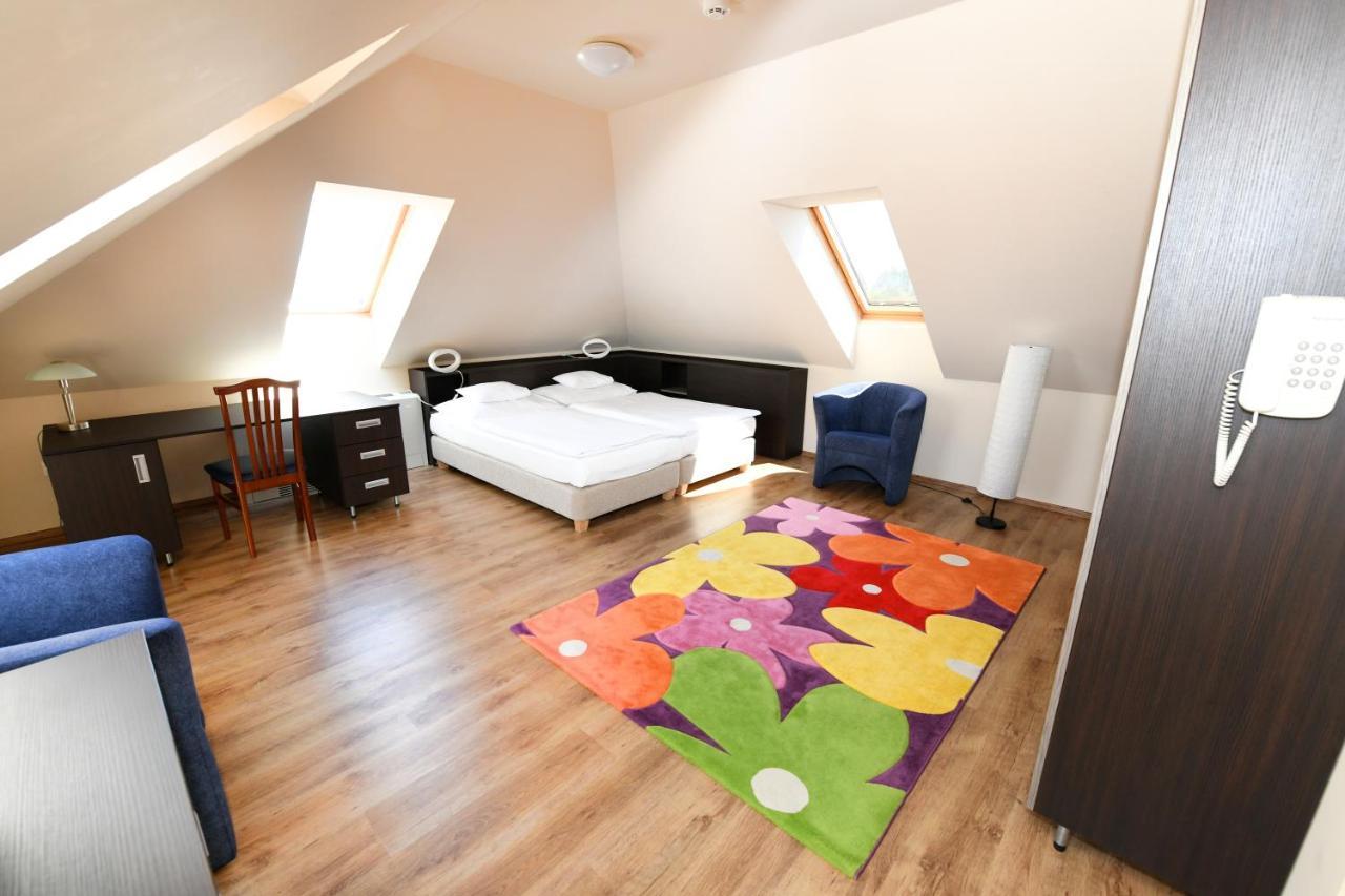 Veszprém Ezuesthid Hotel מראה חיצוני תמונה