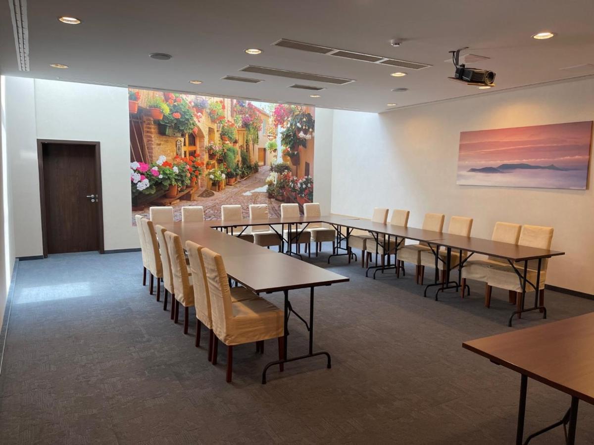 Veszprém Ezuesthid Hotel מראה חיצוני תמונה