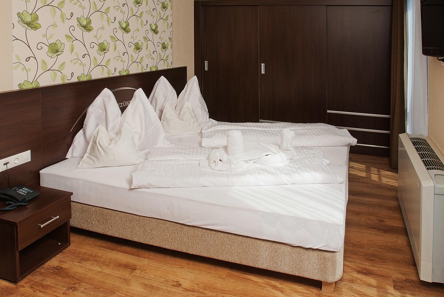 Veszprém Ezuesthid Hotel מראה חיצוני תמונה