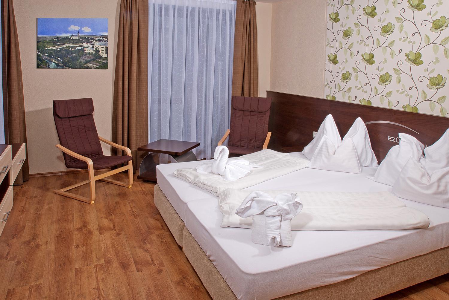 Veszprém Ezuesthid Hotel מראה חיצוני תמונה