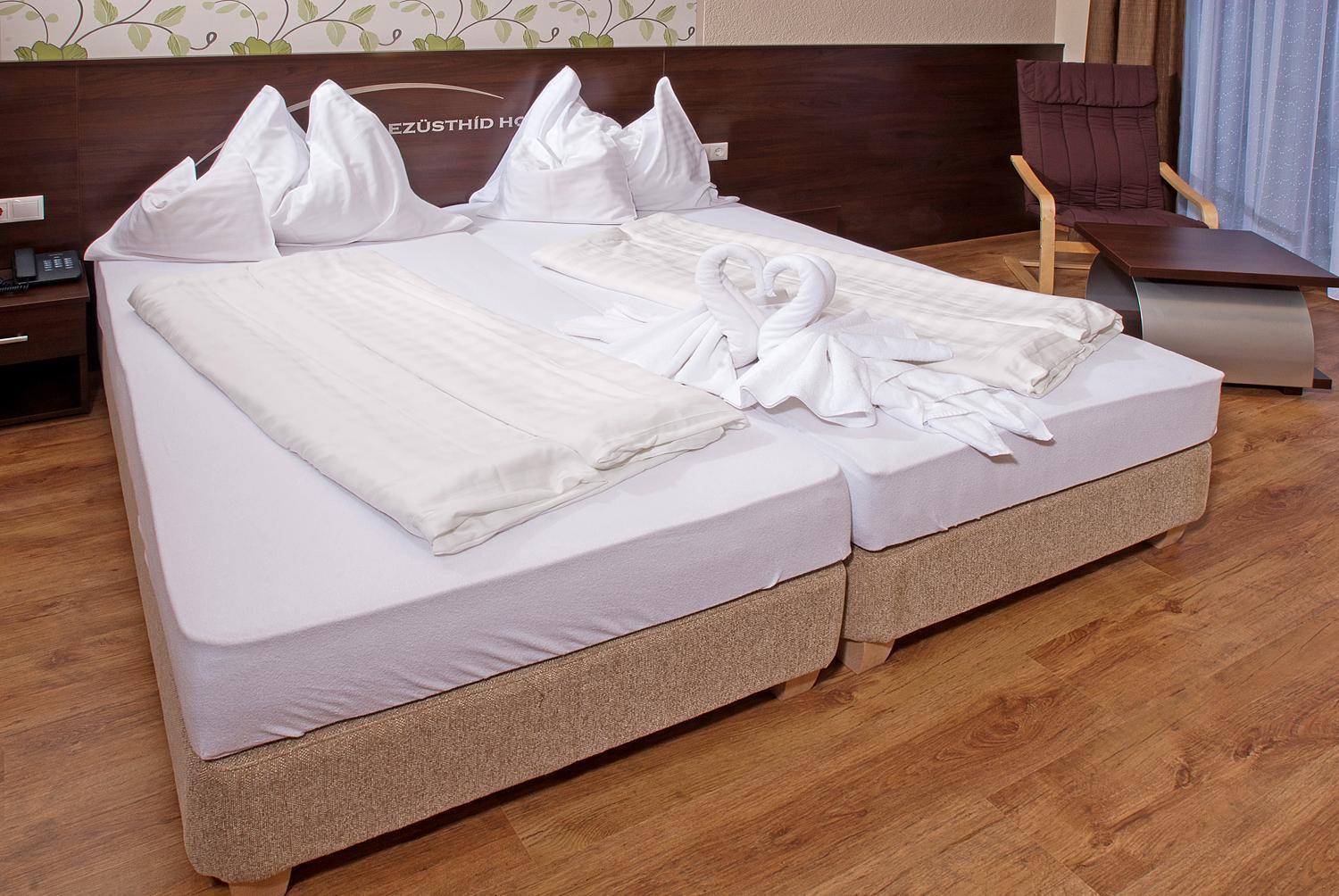 Veszprém Ezuesthid Hotel מראה חיצוני תמונה