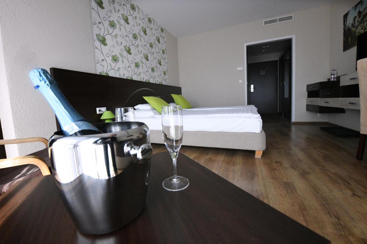 Veszprém Ezuesthid Hotel מראה חיצוני תמונה