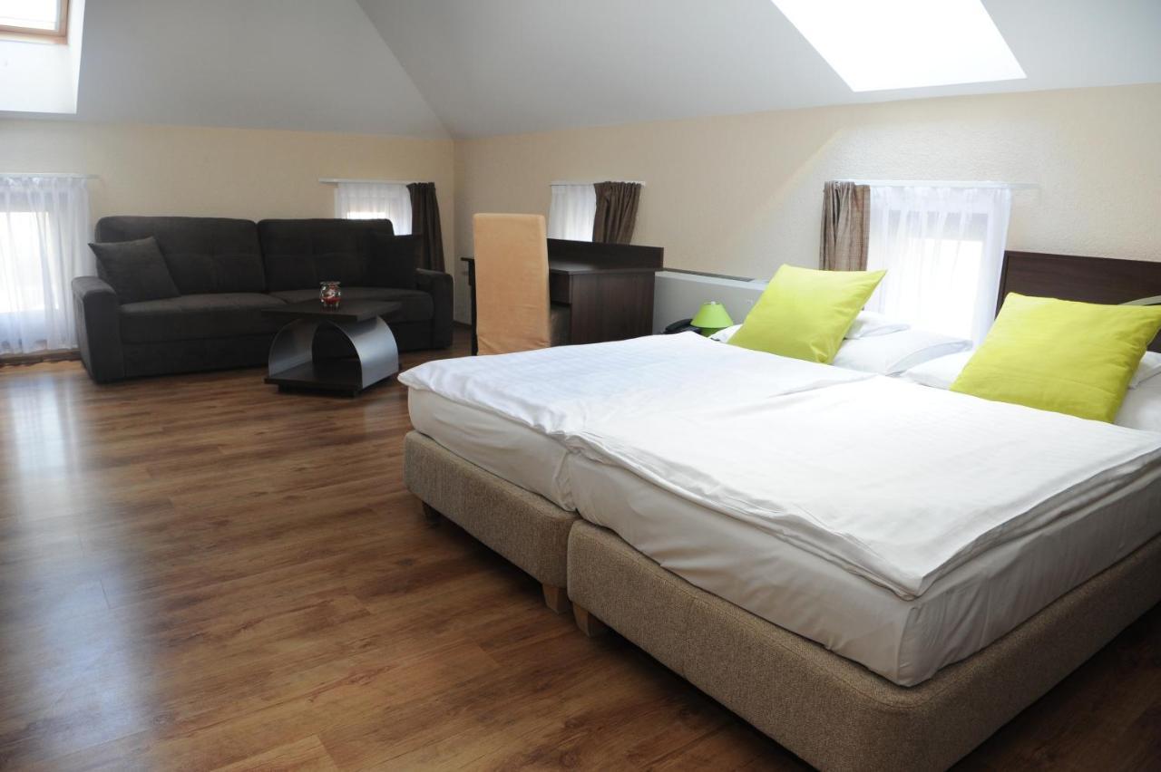 Veszprém Ezuesthid Hotel מראה חיצוני תמונה