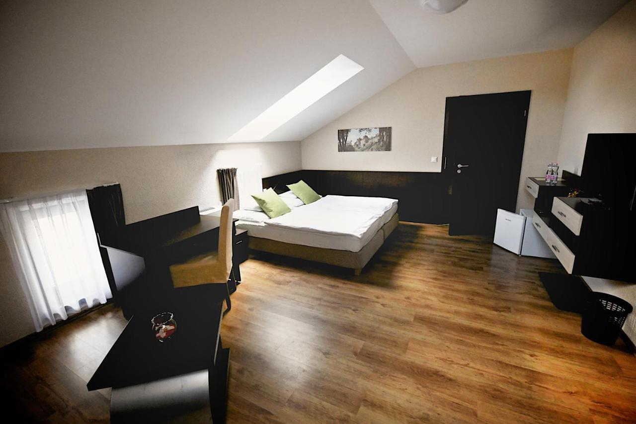 Veszprém Ezuesthid Hotel מראה חיצוני תמונה